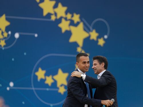 Ci salviamo dai No Vax ma non dal reddito 5S