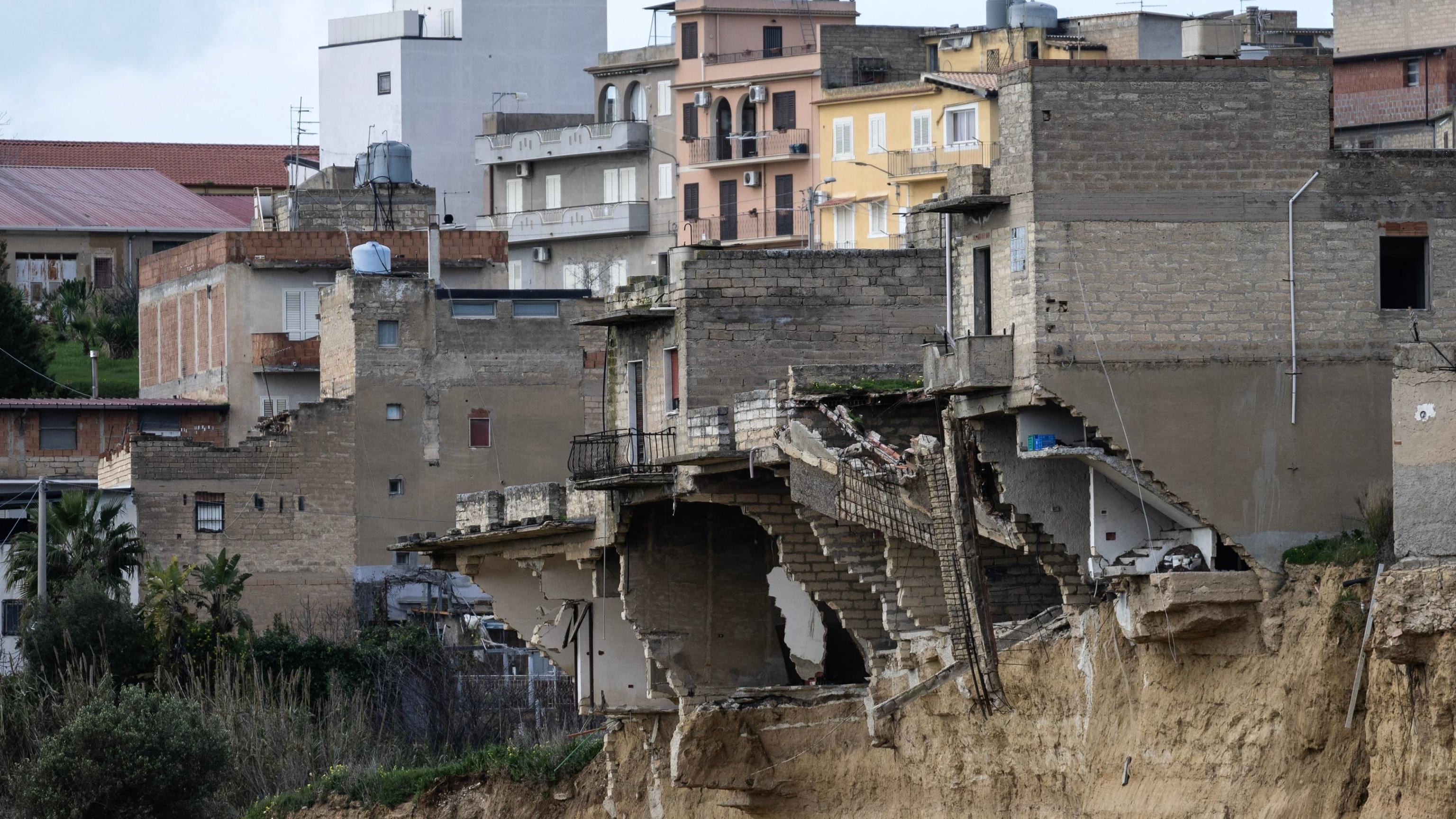Tra la gente che vuole risposte. "Siamo vivi ma non sappiamo che cosa succederà domani"
