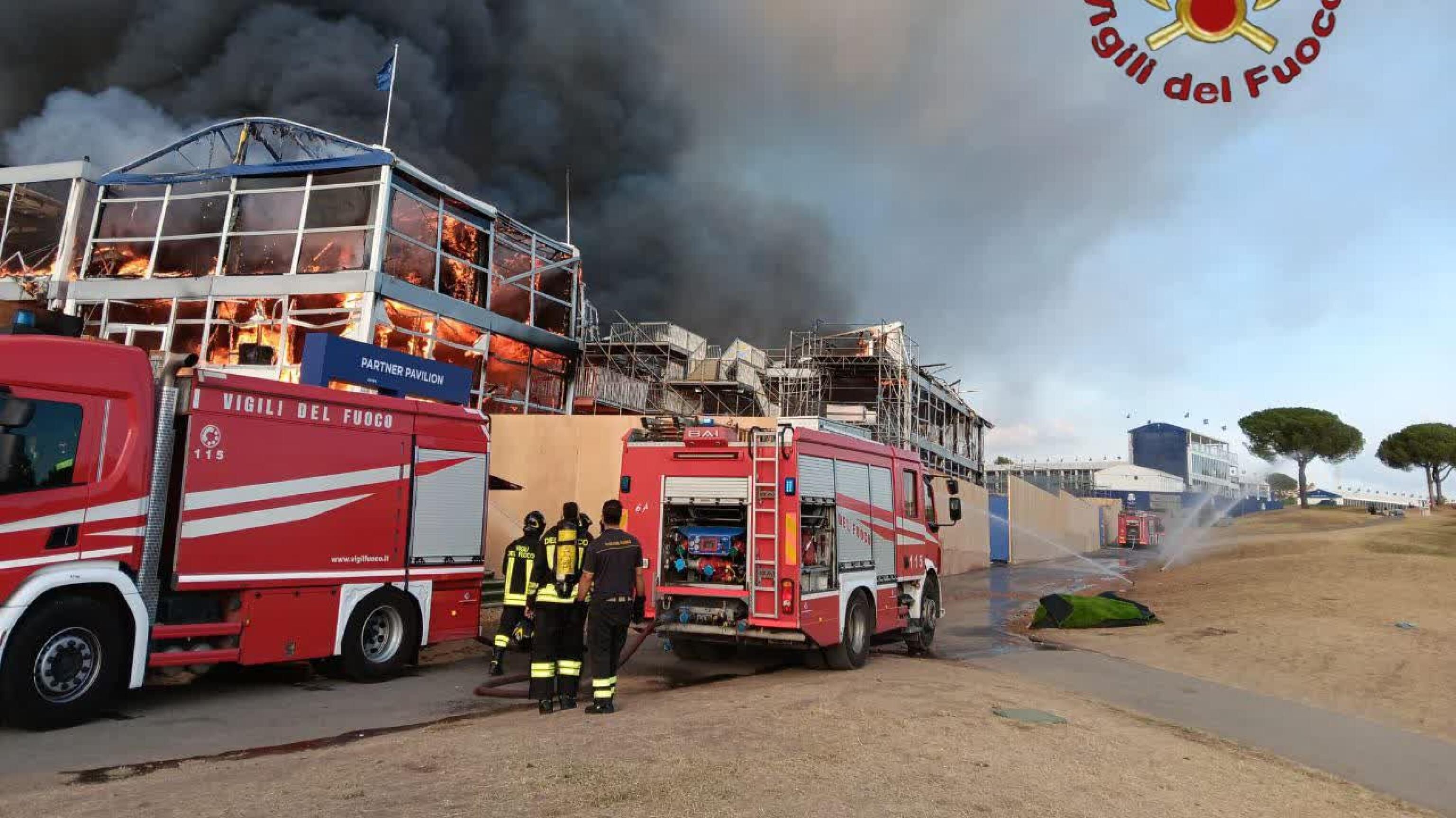 Roma, incendio in un golf club: in fiamme la tribuna della Ryder Cup