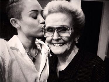 Miley Cyrus: prima sbronza poi tatoo della nonna 6