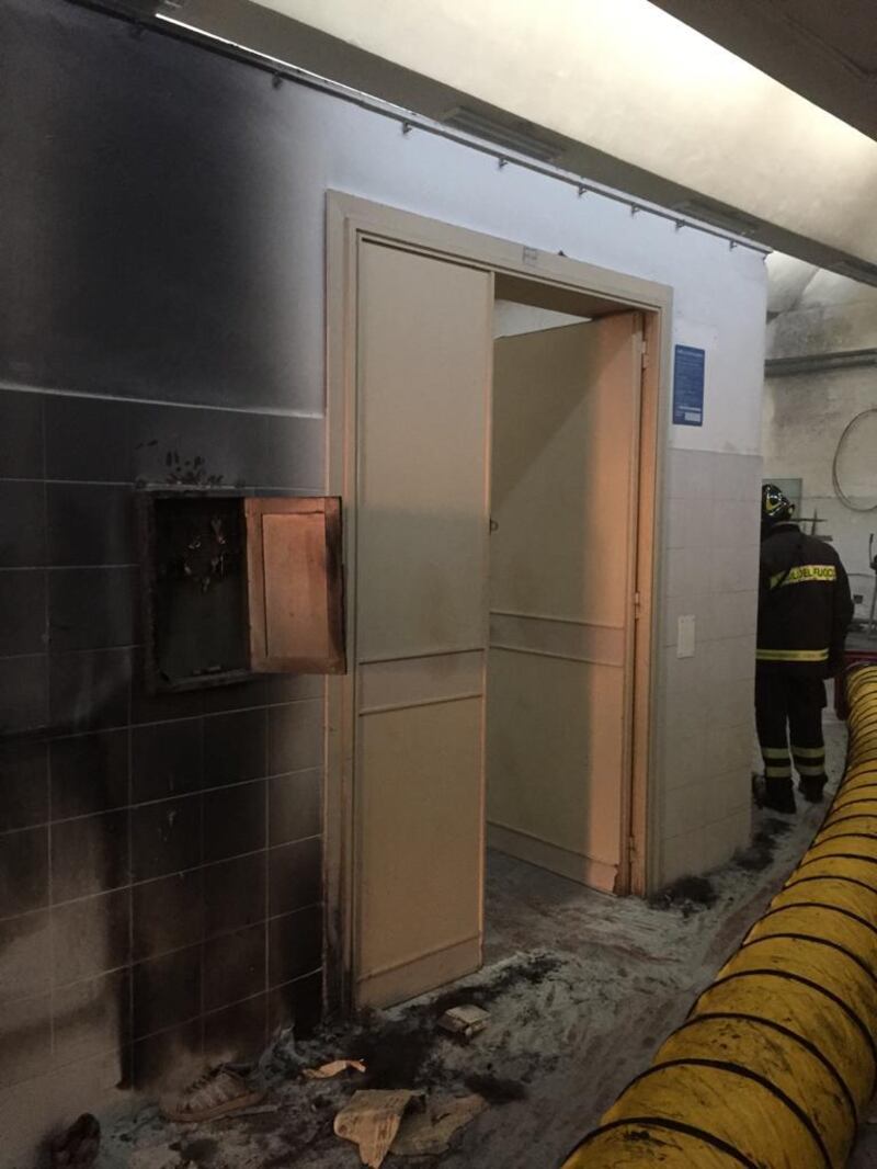 Lecce, rogo in una scuola: le immagini 1