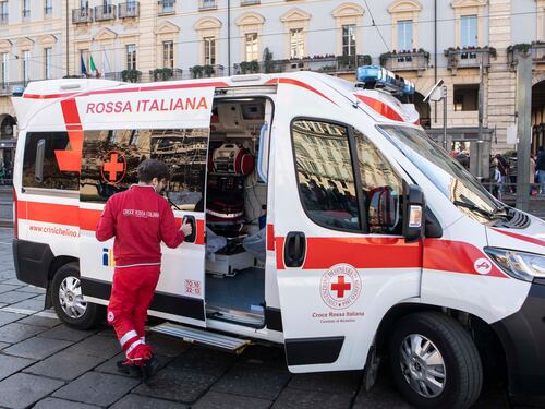 Tragedia a Milano: 25enne investito sulle strisce pedonali, muore in ospedale