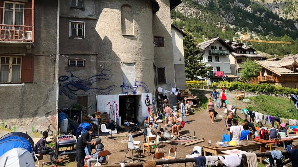 Parroco denuncia i migranti per occupazione della chiesa