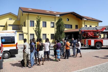 Milano, incendio in un centro di accoglienza 10