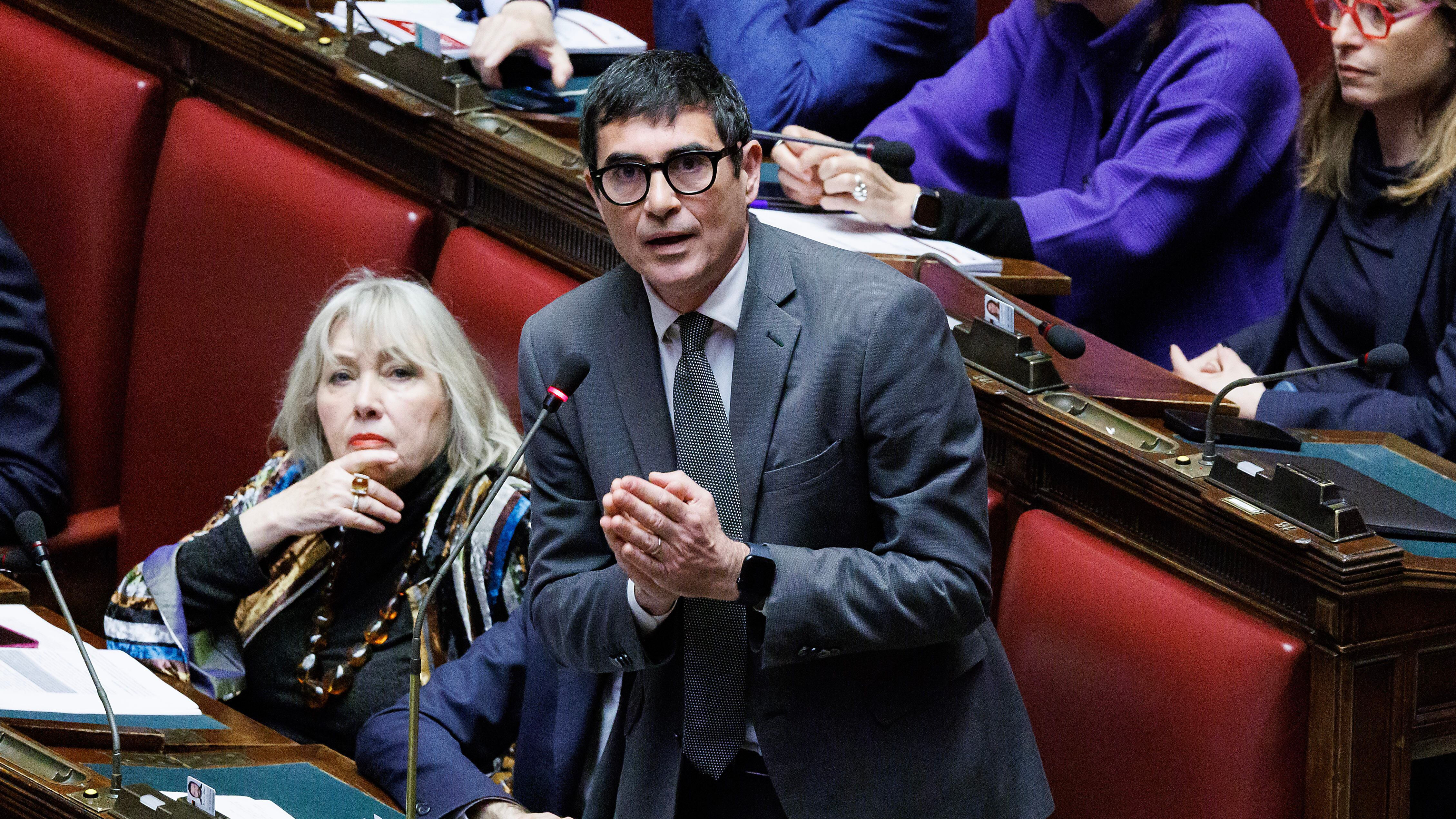L'ultima fake di Fratoianni: "Requisire alloggi sfitti? Lo prevede la Costituzione"