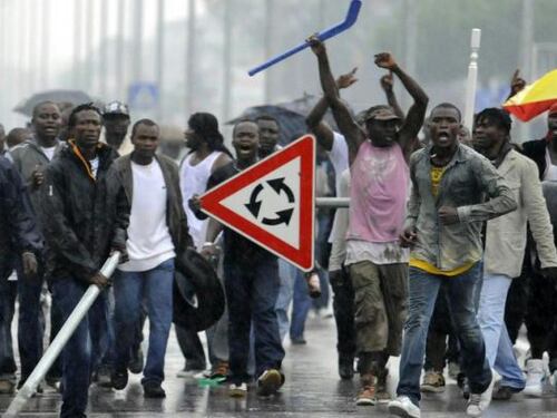 Colonia, gli immigrati dopo le violenze: "Da qui non potete cacciarci, ci ha invitati Frau Merkel"