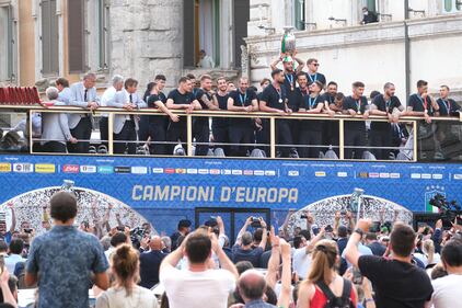 La grande festa per le strade di Roma: la gente rende omaggio all'Italia di Mancini 12