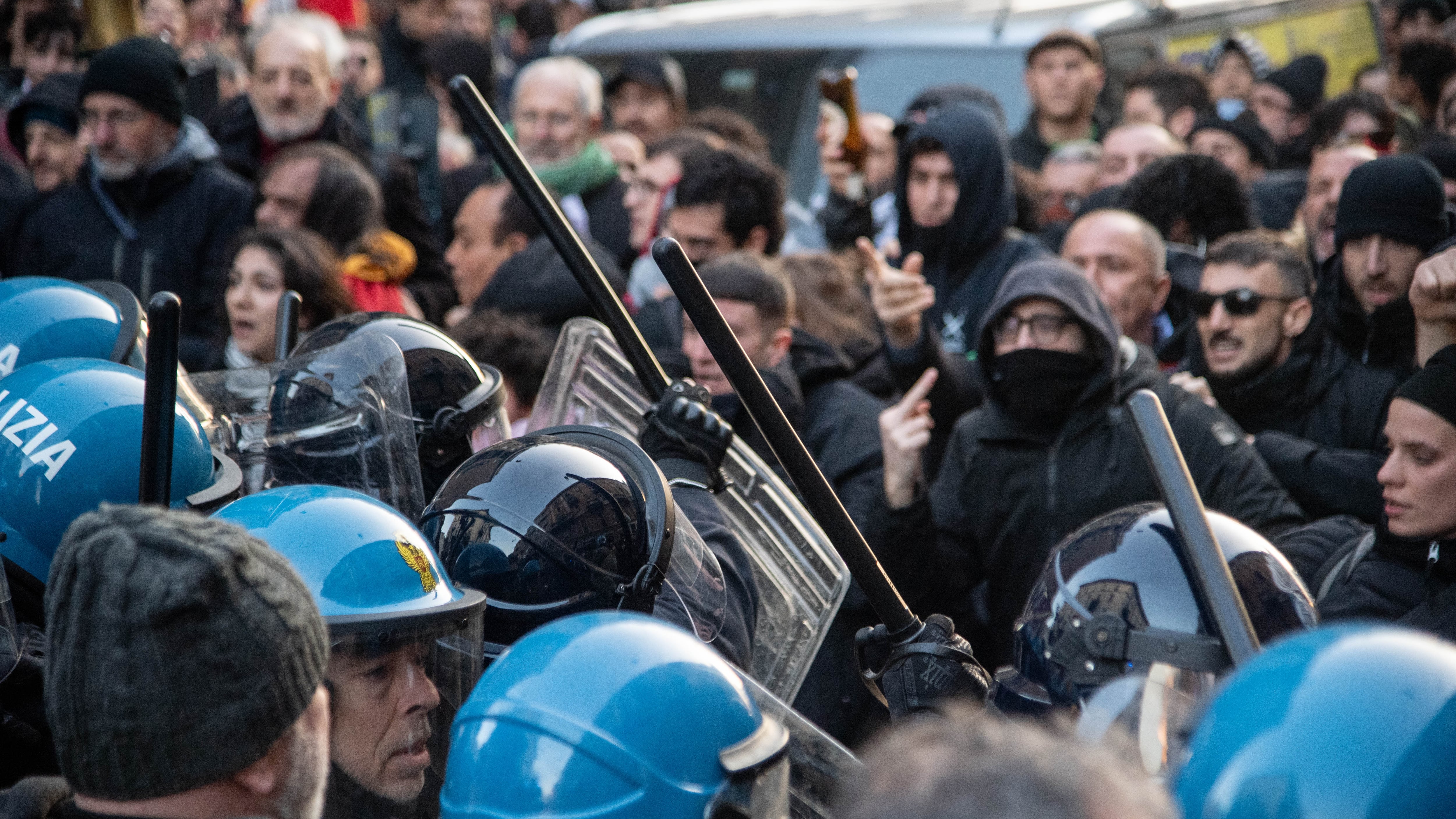 Il campionario della violenza pro Palestina nelle strade di Milano