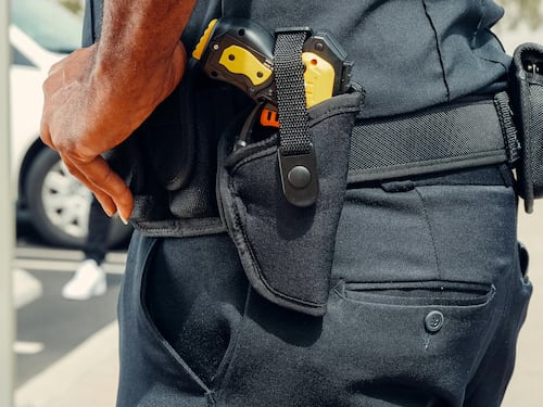 Da oggi vigili con il Taser, ma solo per 4 agenti del reparto Mobile