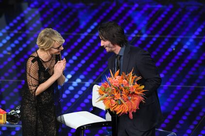 Sanremo 2017, Maria De Filippi e il bacio agli ospiti 43