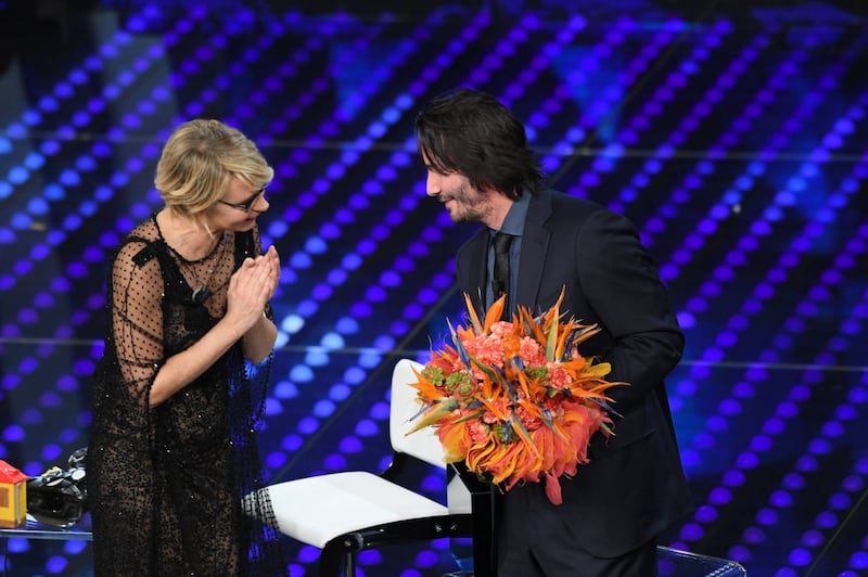 Sanremo 2017, Maria De Filippi e il bacio agli ospiti 43