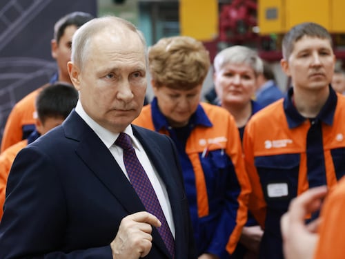 "Bambini deportati". Mandato d'arresto per il criminale Putin. Lui: "Insignificante"
