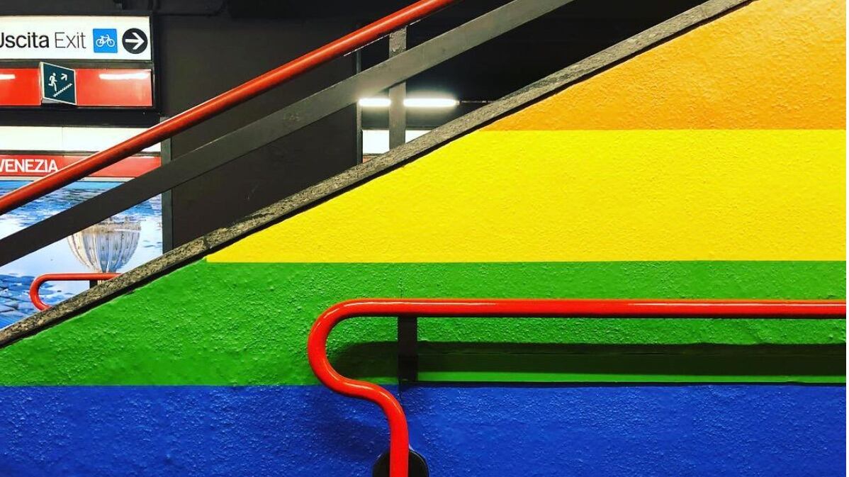 Fermata della metro dedicata ai gay: Porta Venezia resta arcobaleno