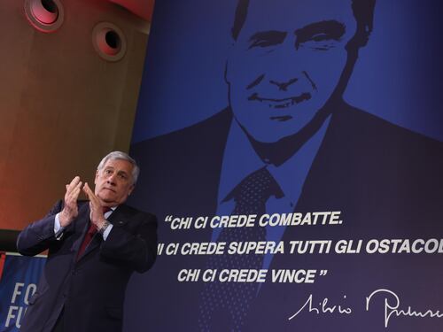 Le lacrime di Tajani acclamato segretario. "Sì, io ci credo..."