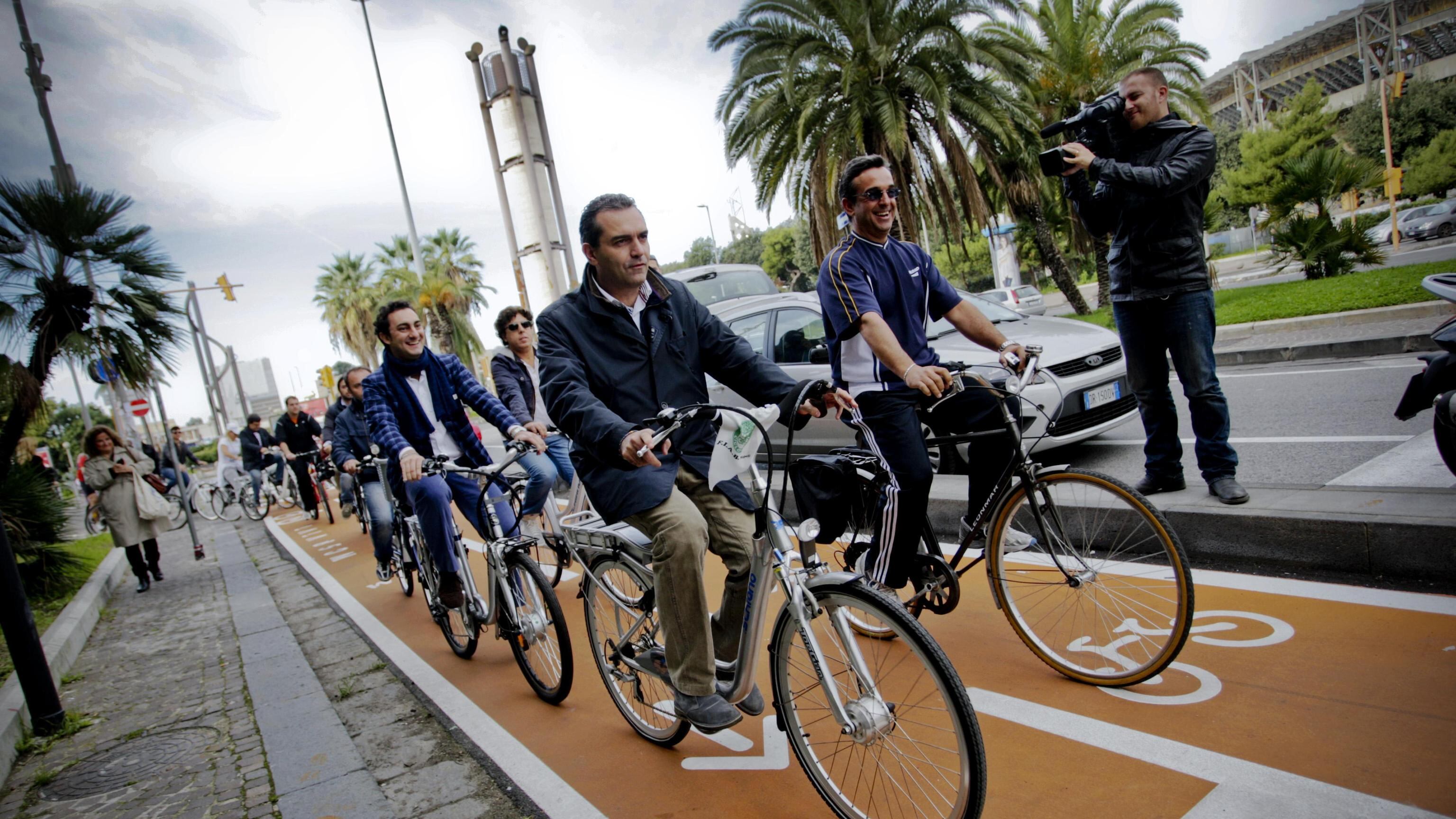 De Magistris, show in bici tra gli insulti