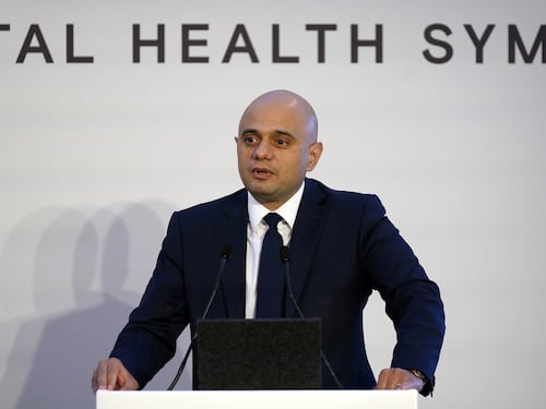 Londra ora frena sulle restrizioni: convivere col virus