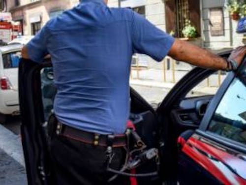 Finge di chiedere l'elemosina e ruba il cellulare a un ragazzino