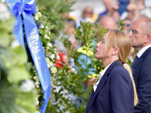 Amatrice 10 anni dopo il terremoto, Mattarella: “Monito prevenzione”. Meloni depone una corona: “Obiettivo rinascita”