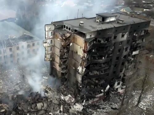 L'aviazione di Putin colpisce a tappeto, l'artiglieria assedia la Capitale. A Kharkiv è strage