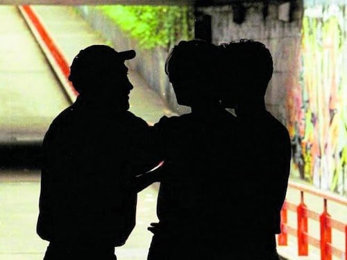 Per un paio di scarpe lo buttano a terra e lo pestano: 2 in cella