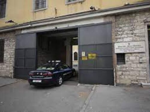 Due risse tra detenuti al carcere di Brescia: agente finisce al Pronto soccorso