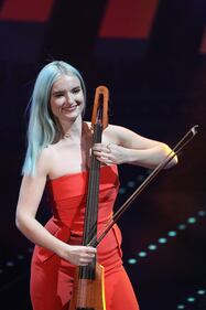 Sanremo 2017, gli outfit sexy della prima serata 3