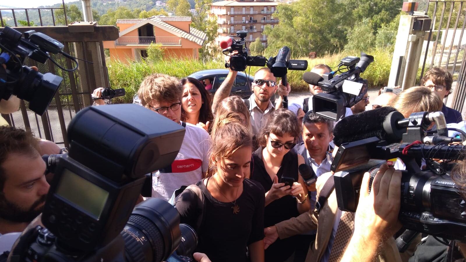 La Rackete fa la "lezioncina" a Salvini: "Salvare vite non è un reato"