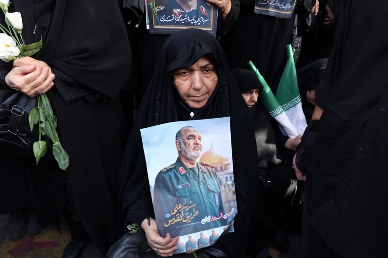 Teheran scende in piazza per i funerali dei "martiri" della guerra dei 12 giorni 12