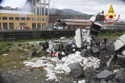 Genova, auto e camion schiacciati dal ponte 6