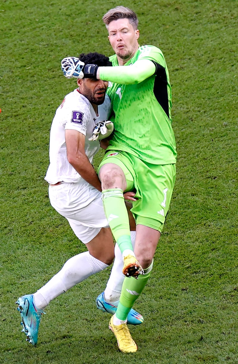 Il portiere del Galles espulso dopo un'uscita pericolosa 3