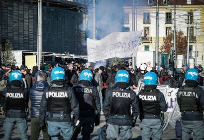 Bombe carta, fumogeni e pestaggi: Torino nella morsa degli anarchici 8