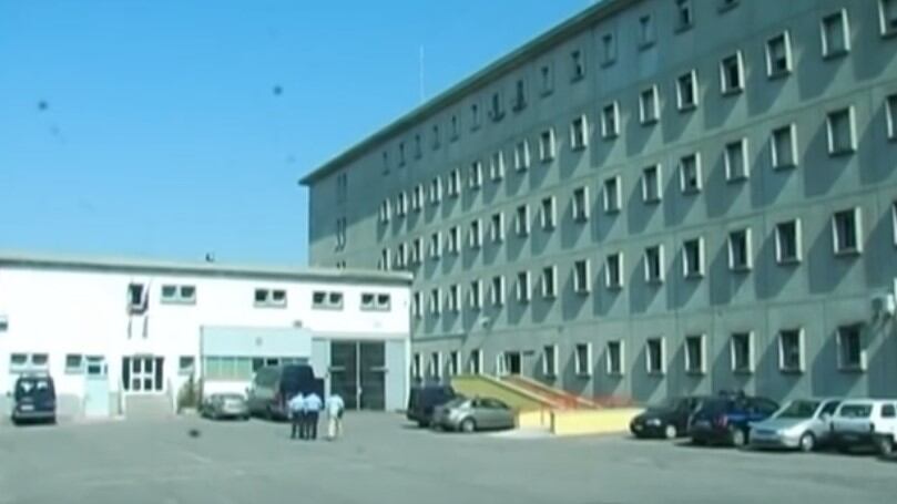 Bologna, clandestino pesta 65enne e rompe il dito a un poliziotto