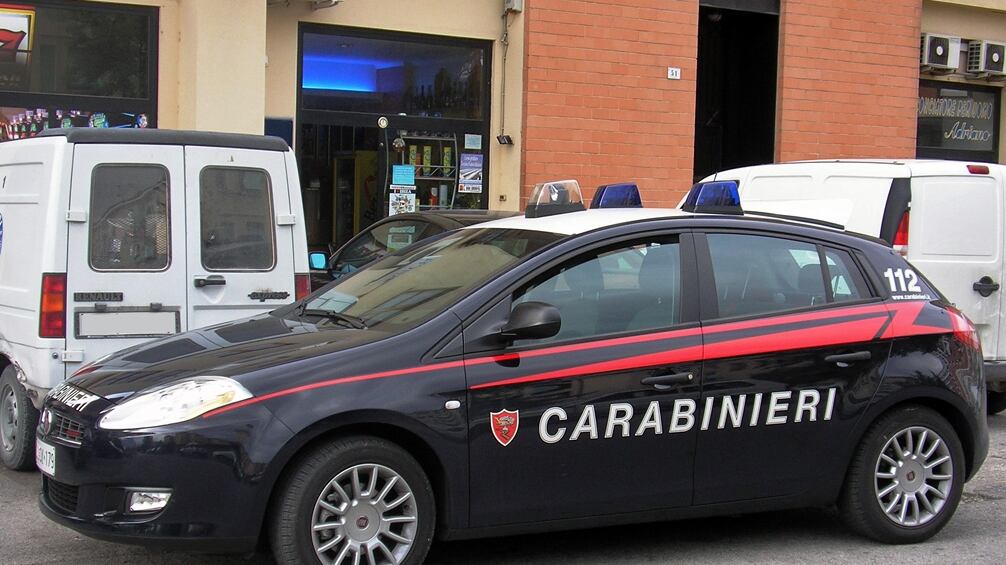 Roma, entra in casa della sua ex e la pesta con il bastone
