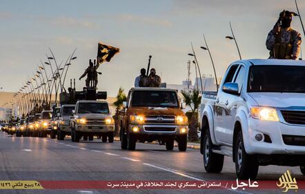 L'Isis sfila a Sirte: ecco la parata in pieno giorno 3