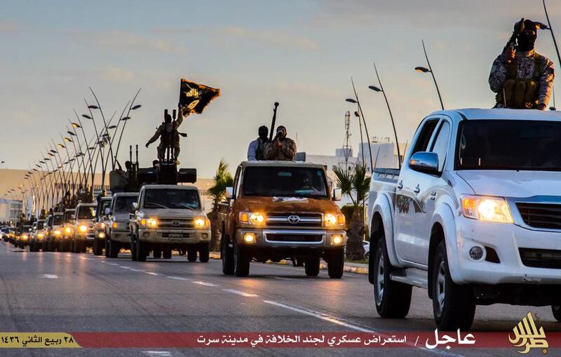 L'Isis sfila a Sirte: ecco la parata in pieno giorno 3