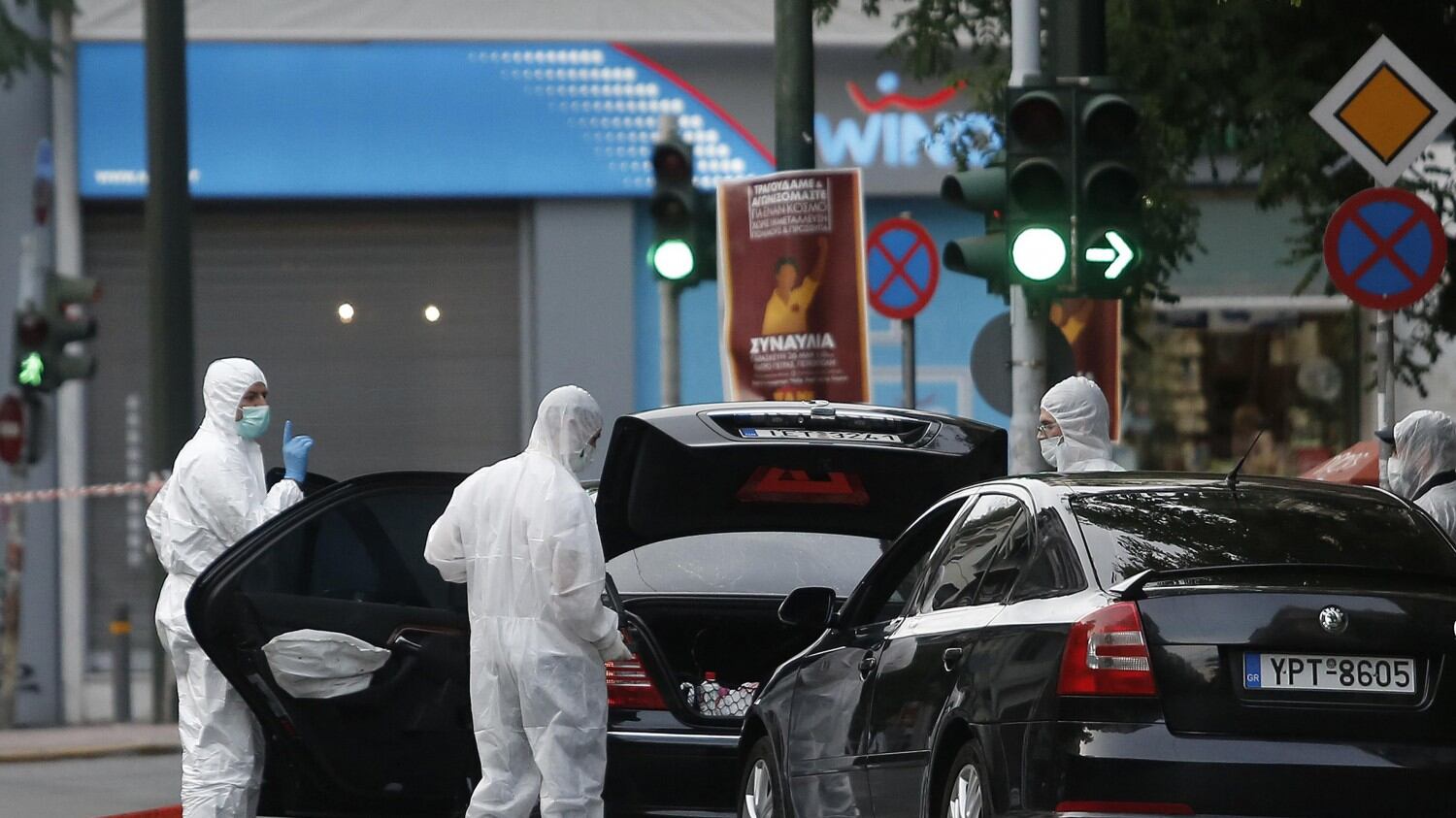 Bomba nell'auto di Papademos, ferito l'ex premier greco
