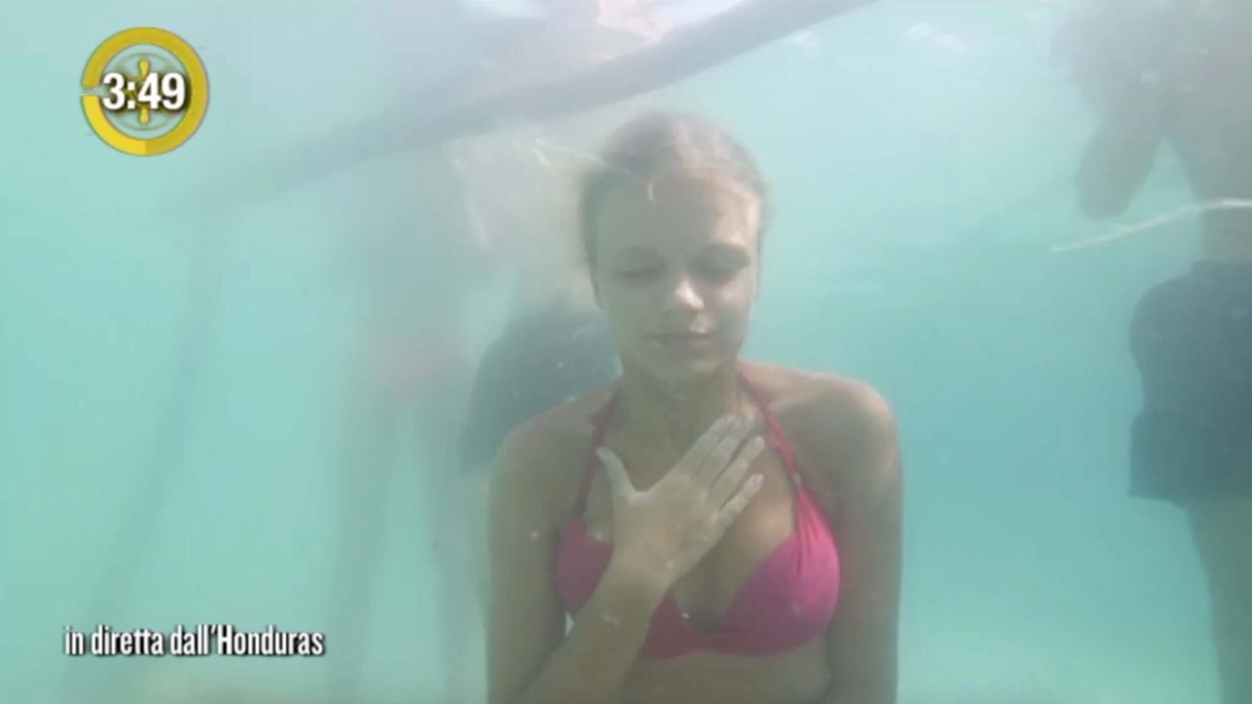 Isola dei Famosi: Mercedesz Henger rischia di affogare, panico in studio