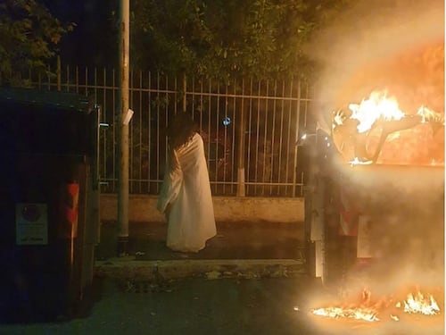 Spaventa i passanti e li rincorre con il coltello: il "Samara challenge" sbarca a Roma