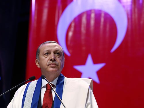 La Turchia getta la maschera