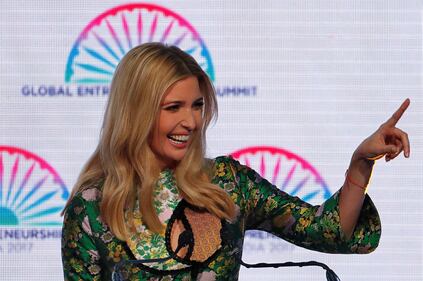 Ivanka Trump elegante in rosso: i bimbi giocano con la gonna 14