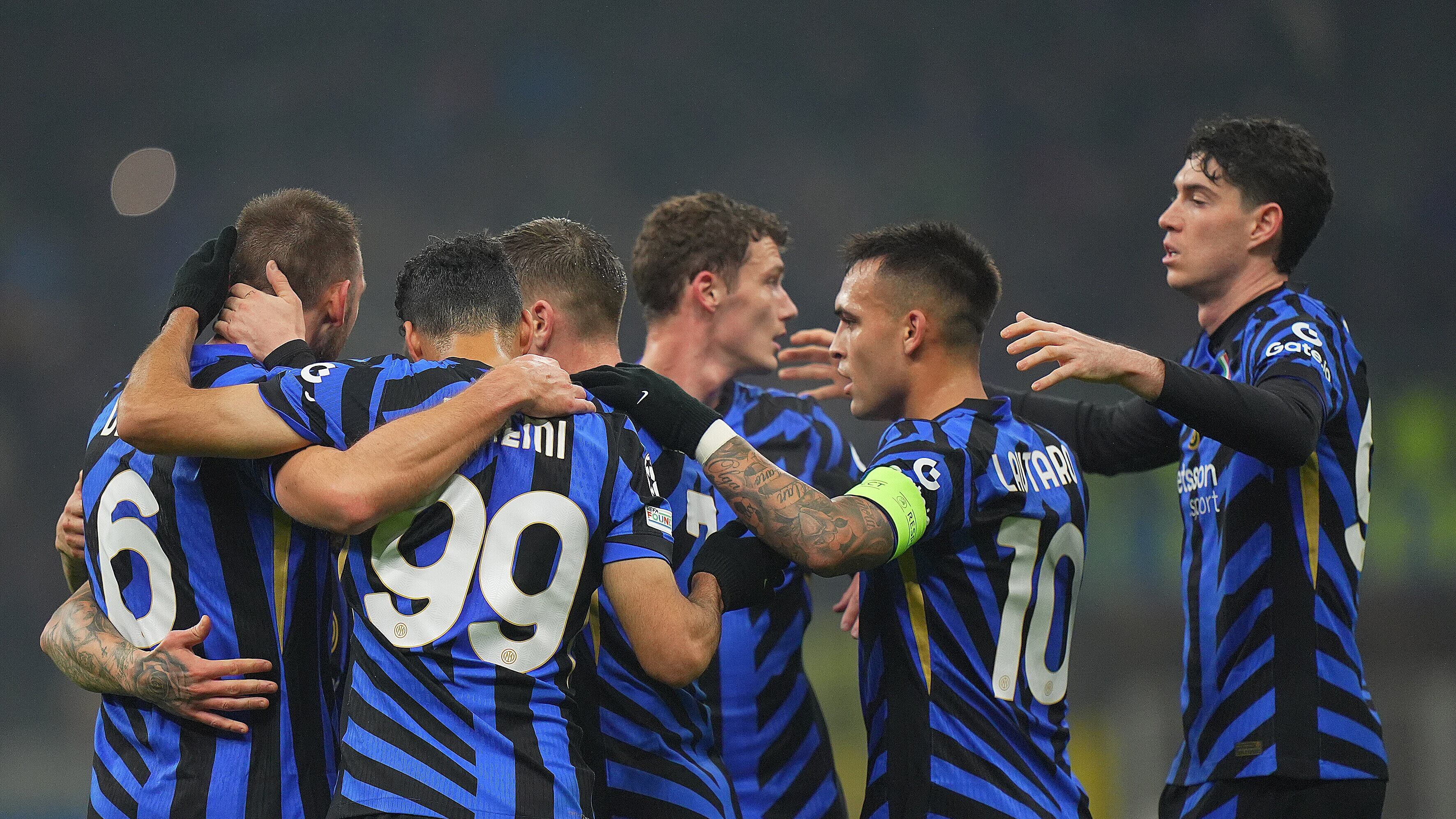 Inter cinica contro il Lipsia: primo posto in Champions. Barella e de Vrij i migliori: le pagelle