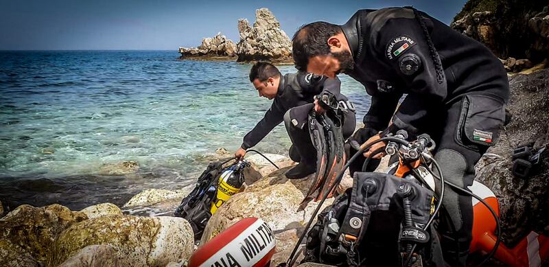 I palombari della Marina Militare italiana distruggono 52 ordigni della seconda guerra mondiale al largo delle acque di Palermo 4