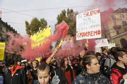 Studenti contro il governo: crocifissi e bruciati i fantocci di Di Maio e Salvini 10