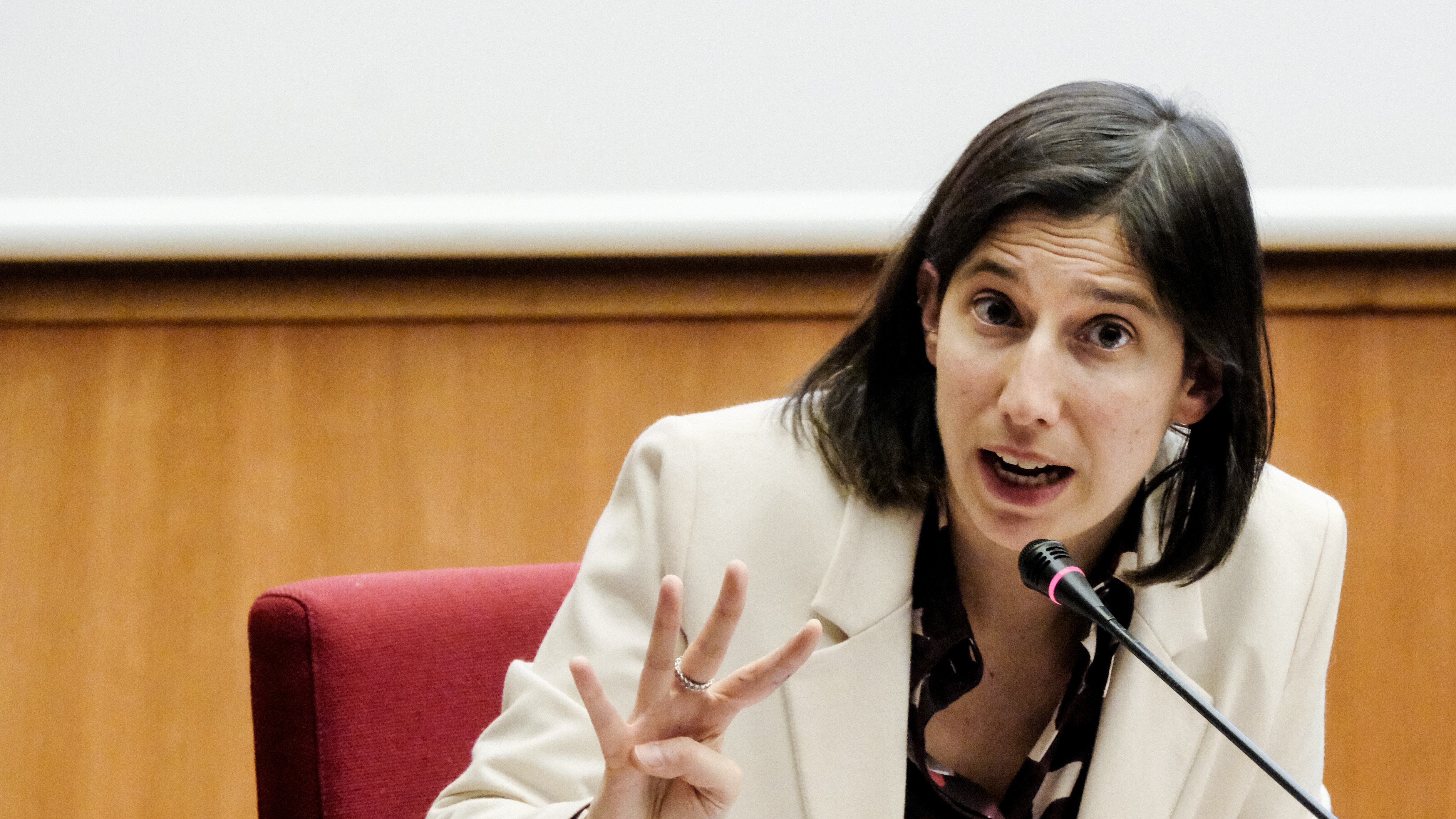 È panico nel Pd, hanno bombardato Milei e Giannini: quindi, oggi…