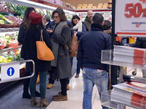 Modena, pesa la droga sulla bilancia della frutta di un supermercato