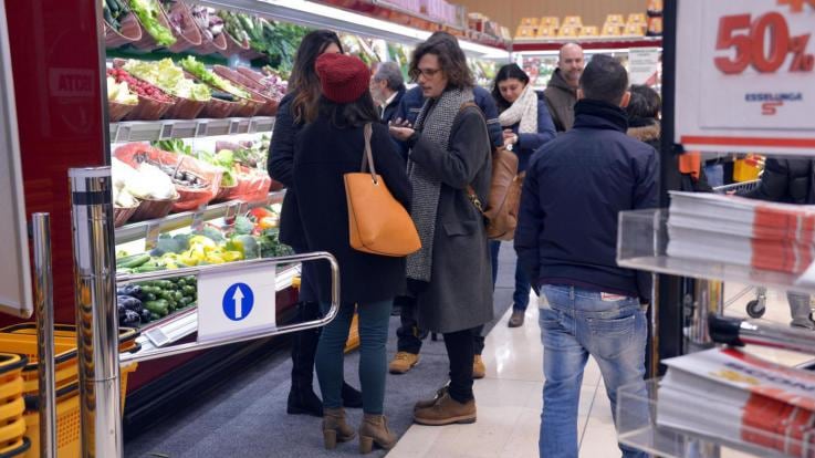Modena, pesa la droga sulla bilancia della frutta di un supermercato