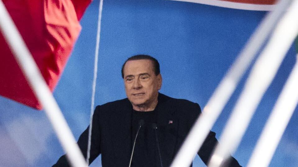 Berlusconi detta l'agenda: "Governo di scopo, poi il voto"