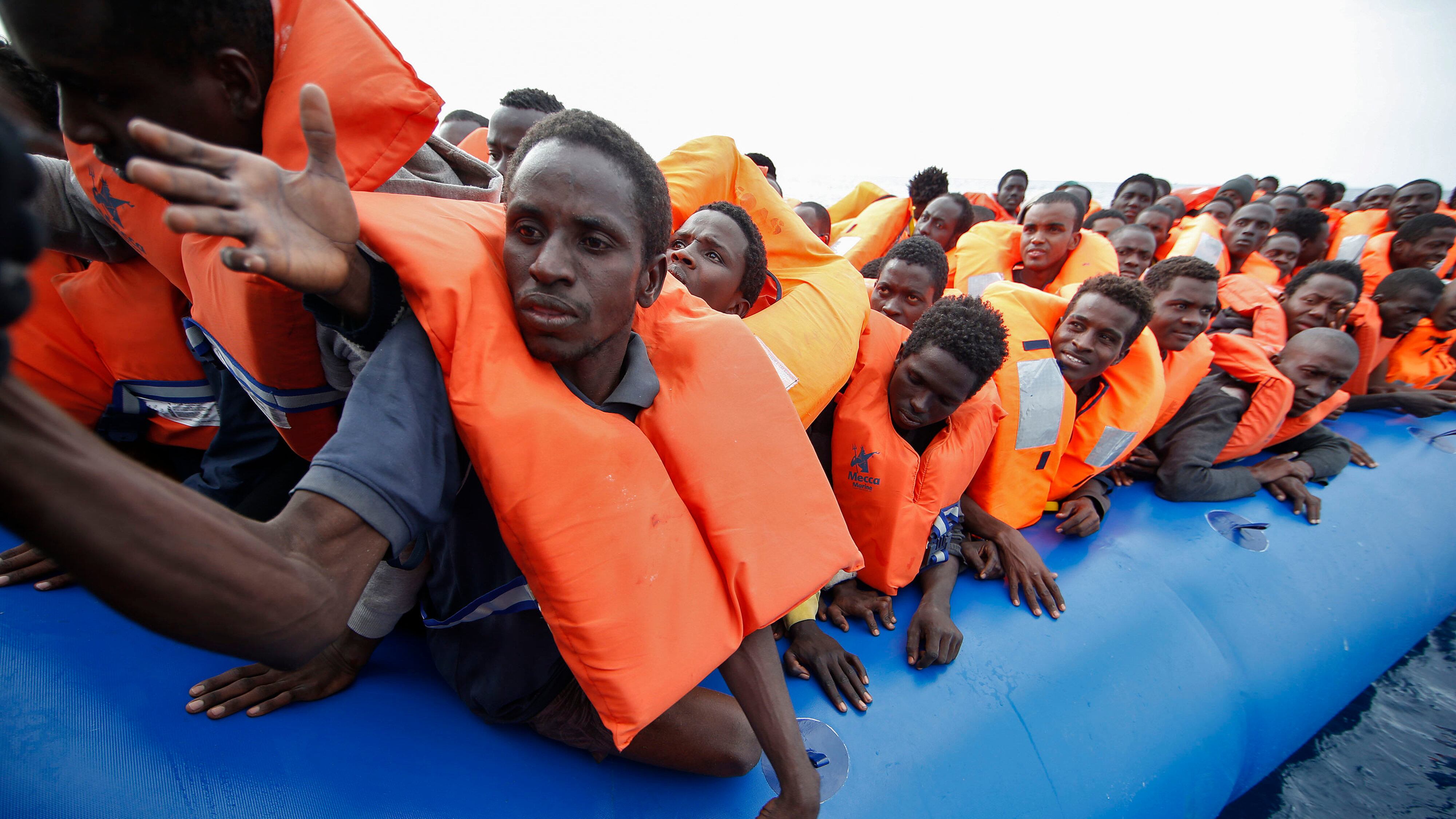 La Cei contro il governo: "Accogliere i migranti? Obbligo morale di ogni cristiano"