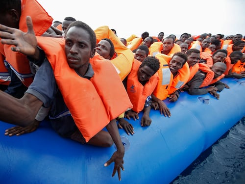 La Cei contro il governo: "Accogliere i migranti? Obbligo morale di ogni cristiano"