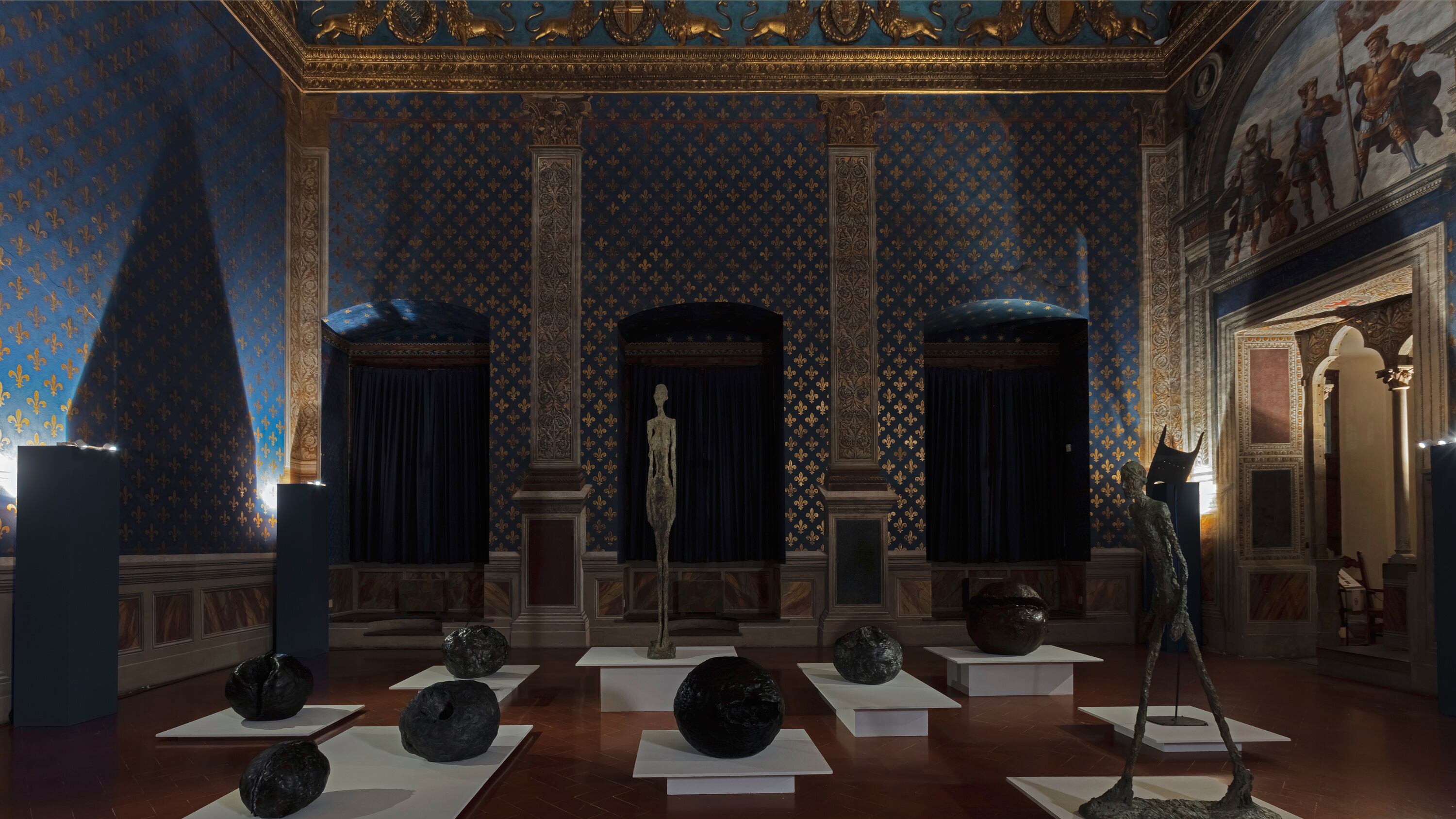 Il dialogo invisibile che avvicina Fontana e Giacometti